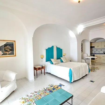 Sleeps 2 Air Con Wifi