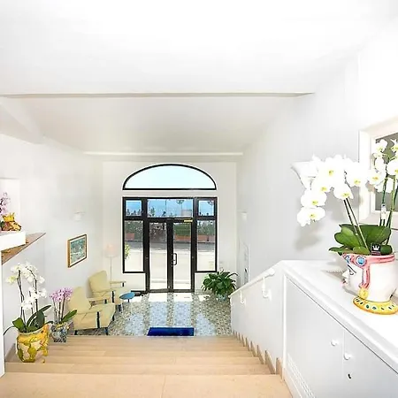 Sleeps 2 Air Con Wifi Apartment