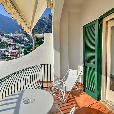 Sleeps 2 Air Con Wifi Apartment