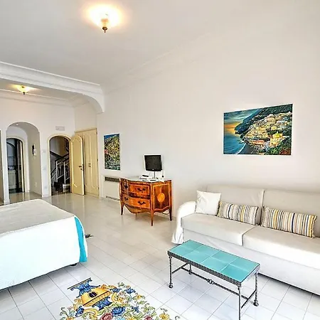 Sleeps 2 Air Con Wifi Apartment